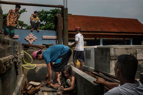 Hard Life Among the Dead in the Philippines .